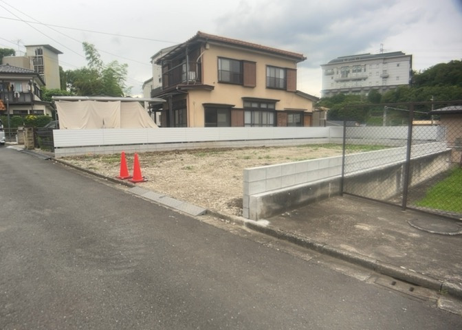 販売されている全ての土地が、宅地用の土地であるとは限りません。都市計画法に基づき、基本的に住宅を建てることができるのは土地計画区であることに加え、市街化区域として定められている地域のみとなっています。