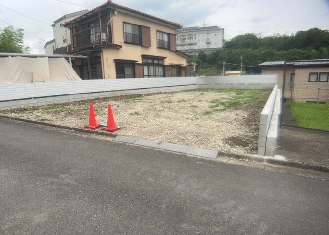 現地に行くなら、物件の周囲の地形がどうなっているかを見ることも大切です。周辺より低くなっている土地では、大雨などで水が集まりやすいため、地盤が弱くなっているということも考えられるため、注意が必要です。