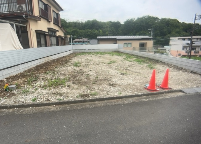 土地購入を検討されている場合、境界杭がない状態で購入してしまうと境界確定測量をする必要があり、費用がかかります。購入の前に、売主、隣土地所有者立ち合いのもと境界を確定し境界杭を設置するのがベストです。