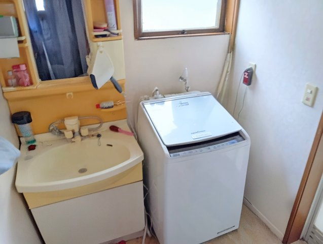 窓があるので明るい室内です。独立洗面台があるので収納スペースも多くあります。
