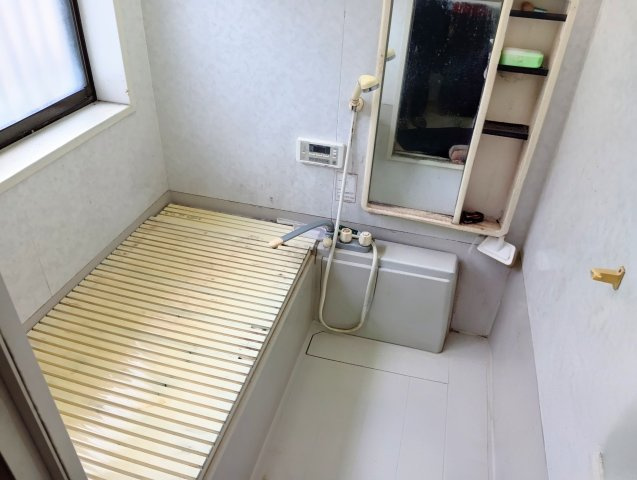 窓があるので明るい室内です。備え付けの台があるのでシャンプーを置いたり出来て便利です。