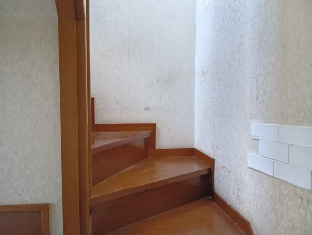 安全に配慮したかね折れ階段です。上部に窓があるので明るくなっています。