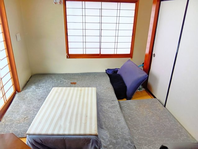 リビング横にあるので食後に気持ち良くお昼寝出来そうですね。窓が多く心地の良い空間となっています。