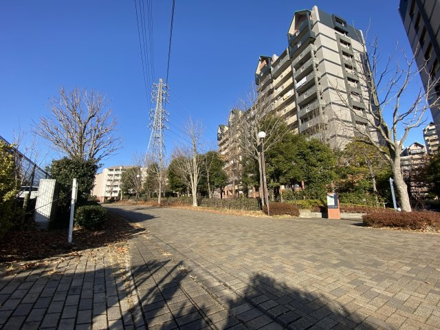 遊歩道に面した陽当たり、眺望に優れたお部屋位置です。