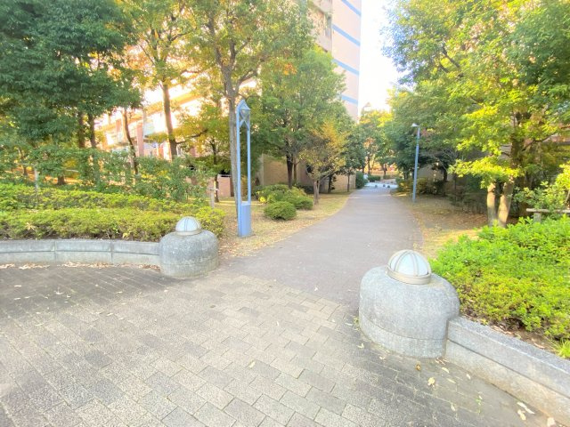 遊歩道からマンション敷地内入口