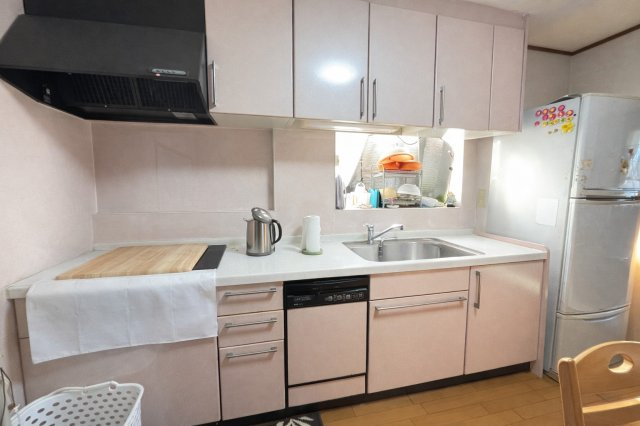 作業スペースが広く、シンクと調理台のバランスが良いキッチン。収納棚も豊富で、調理器具や食器をしっかり収納できます。対面カウンター付きで、家族との会話を楽しみながら料理ができるのも魅力です。　