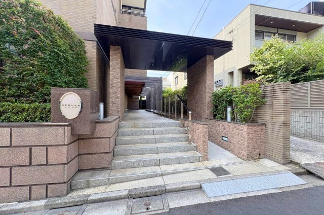 重厚感ある石張りと緑の潤いが調和するエントランスアプローチ。日常に特別感をもたらす空間です。