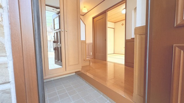 ゆとりある広さの玄関は、明るく開放的で気持ちよくお出迎えできる空間です。段差も程よく使いやすく、靴の脱ぎ履きもしやすい設計。収納スペースも充実しており、すっきりとした玄関を維持できます。