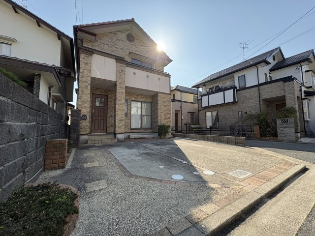 ゆとりある広さの駐車スペースは複数台の駐車にも対応可能で来客時にも安心。前面道路との出入りもしやすく日々の駐車もスムーズに行えます。コンクリート仕上げでお手入れもしやすく、見た目もすっきりとした印象。