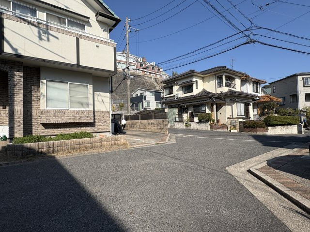 ゆとりのある幅員の前面道路は、見通しも良く車の出入りがしやすい環境です。交通量も比較的落ち着いており、日々の運転や駐車も安心して行えます。周辺は整った住宅街が広がり、落ち着いた住環境が魅力。