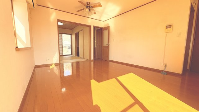 大きな窓からたっぷりと陽光が差し込む日当たり良好な明るいリビング空間。広々としたフローリングは開放感がありご家族でったりとくつろげます。隣接する和室とつなげて使うことでさらに広い空間としても活用可能。
