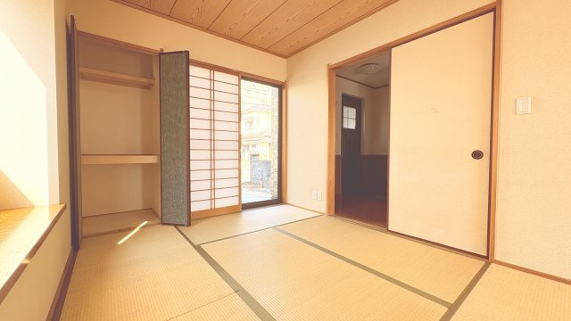 大きな掃き出し窓から光が入り明るく開放的な印象。押入収納も備わっており布団や日用品の収納にも便利です。リビングと隣接しているため一体利用も可能で、来客用やお子様の遊び場など多用途に活用できる一室です。