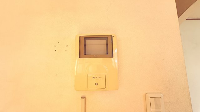 来訪者の顔を確認できるモニター付きインターホンを設置しており、防犯面でも安心です。室内から対応できるため、不審者対策や留守中の対応にも役立ちます。シンプルで操作もしやすく、日常使いに便利な設備。