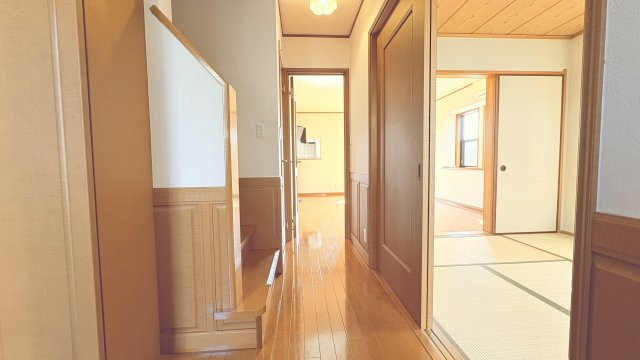 木目の温かみを感じる廊下は、明るく清潔感のある空間です。各部屋への動線もスムーズで、生活のしやすさに配慮された間取りとなっています。幅にもゆとりがあり、行き来がしやすい設計。