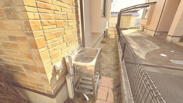 便利な水栓とシンクを設置しておりガーデニングや掃除洗車など様々な用途に活用できます。屋外での作業がしやすく室内を汚さずに済む点も魅力。使い勝手の良い高さと配置で便利にサポートしてくれる設備です。