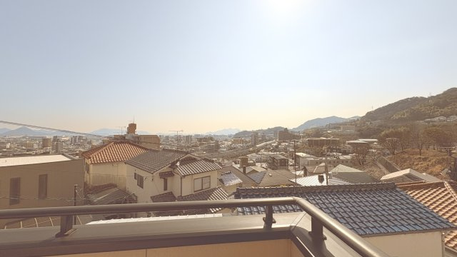 高台ならではの開けた眺望が広がり、の山並みや街並みまで見渡せる開放感が魅力。視界を遮る建物が少なく日中は明るく気持ちの良い景色を楽しめます。季節ごとに変わる風景も感じられ癒しを与えてくれるロケーション