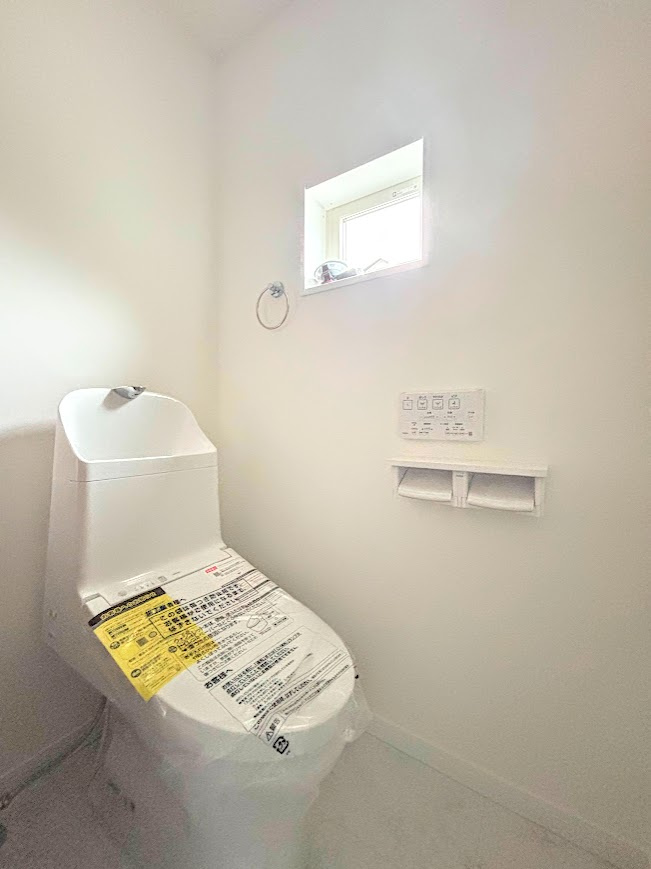 ◆清潔感のある白を基調とした落ち着ける空間。小窓をもうけていますので、こもりやすい空気の入れ替えも簡単に行えますね！