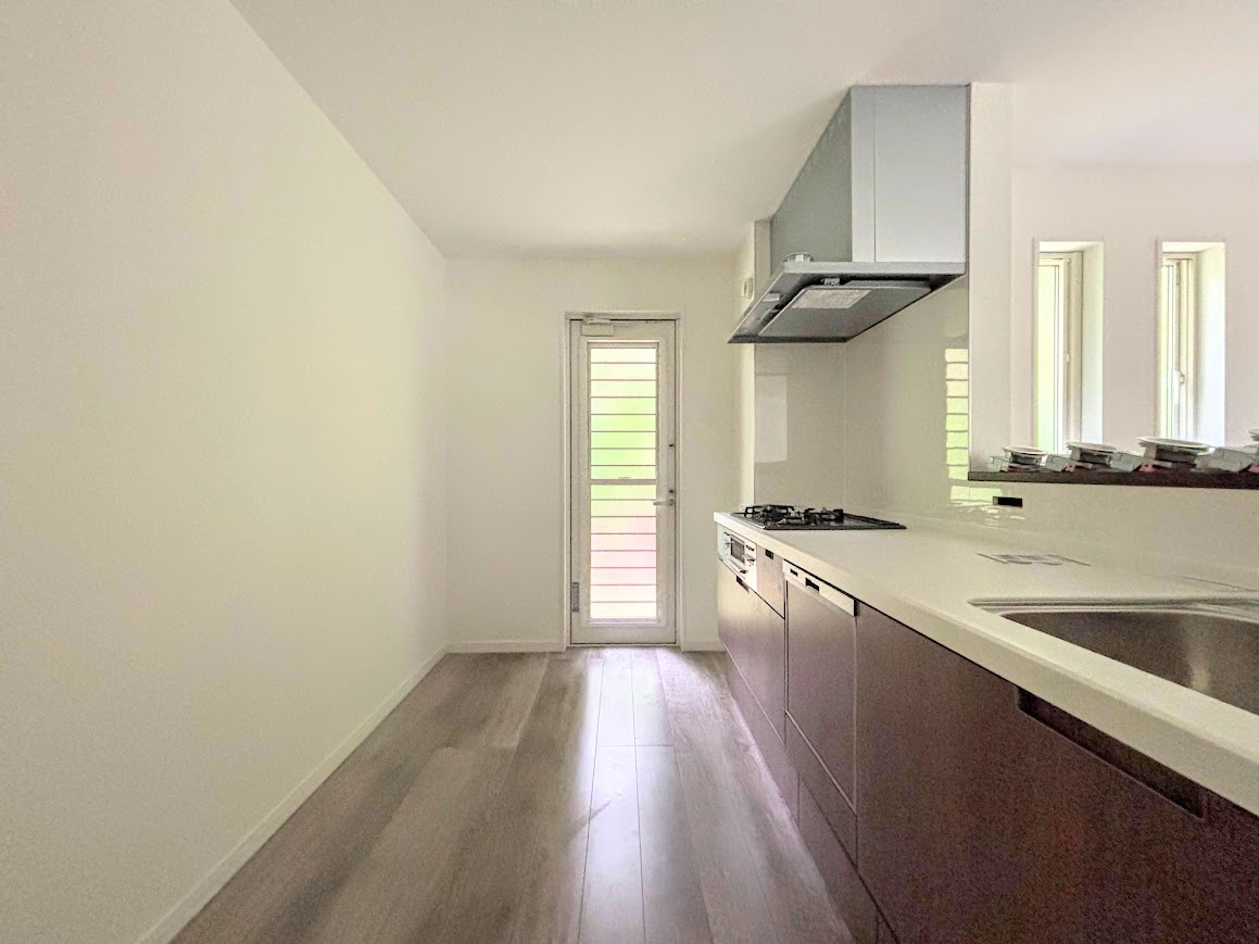 ◆キッチンからダイニングやリビングが見渡せるキッチン。料理をしながら家族とコミュニケーションをとれるだけでなく、大きな開放感も得られることができます。