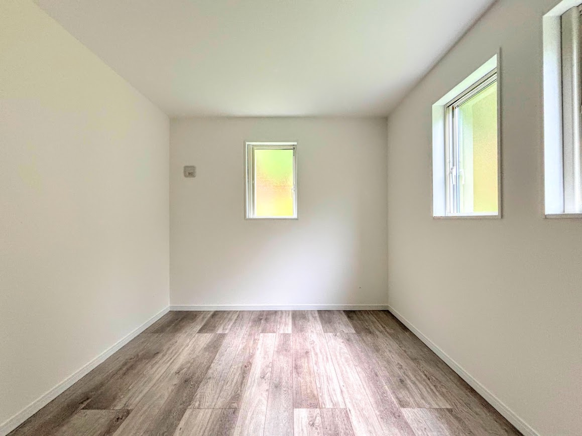 ◆室内はいつも明るい印象なので気持ちの良い朝を迎えられます。各部屋にはクローゼットを完備しており、収納が多いお家はすっきりして快適空間です。