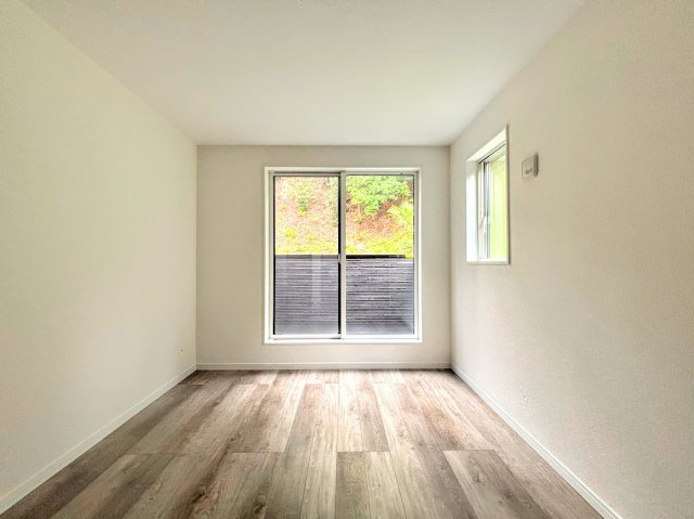 ◆室内はいつも明るい印象なので気持ちの良い朝を迎えられます。各部屋にはクローゼットを完備しており、収納が多いお家はすっきりして快適空間です。