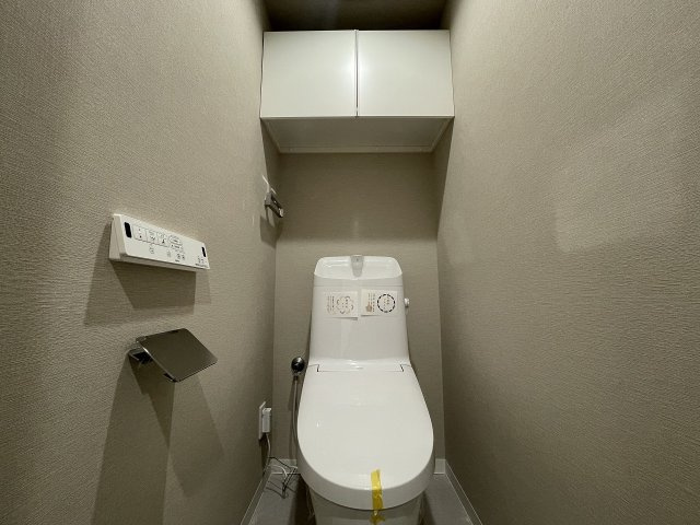 白でまとめた清潔感のあるトイレ　