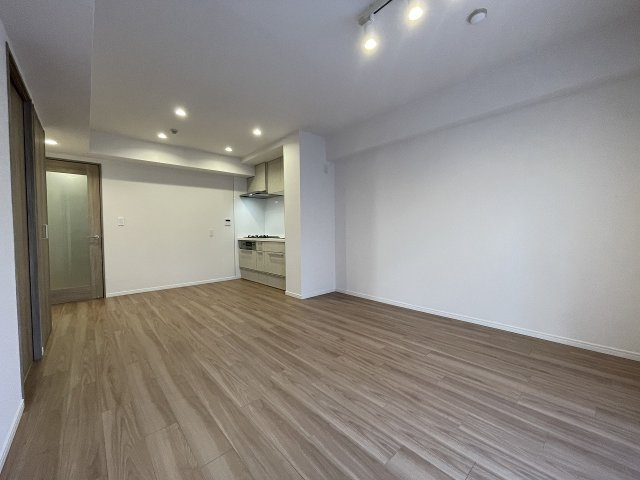 リビングは明るく広々、家族の時間を大事にする住まい　