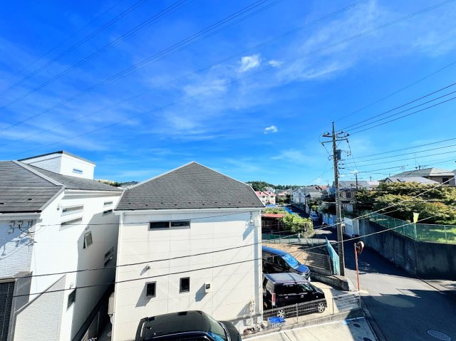 ◆気持ちのいい空が見渡せる広いバルコニー。爽やかな風を感じて、心躍る素敵な暮らしがはじまります。通風・採光にも優れ、心地よい光と風があふれています♪