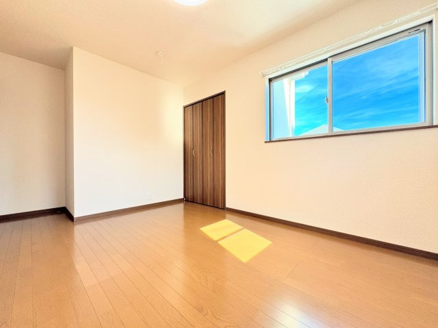 ◆気持ちの良い風が室内へ入り込む居室。家具を配置しても広々ご利用いただけます！！