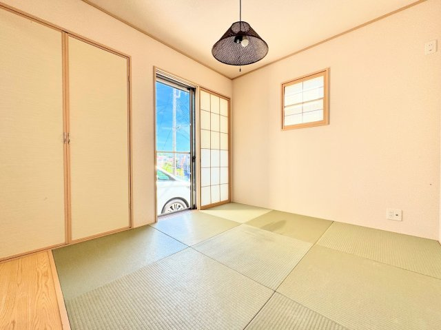 ◆二面採光で、陽差しを長時間受ける事が出来る暖かい室内です。もちろんペアガラスなので、遮音性にも優れ、結露も発生しにくい構造。サッシ周りのカビが発生しにくくなります。