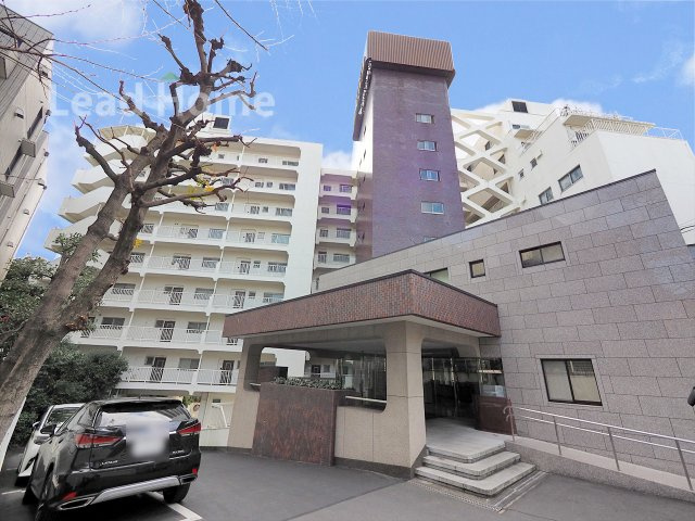 青空に映える堂々とした佇まいのマンションです！日当たりや風通しも良好で心地よく暮らせます♪