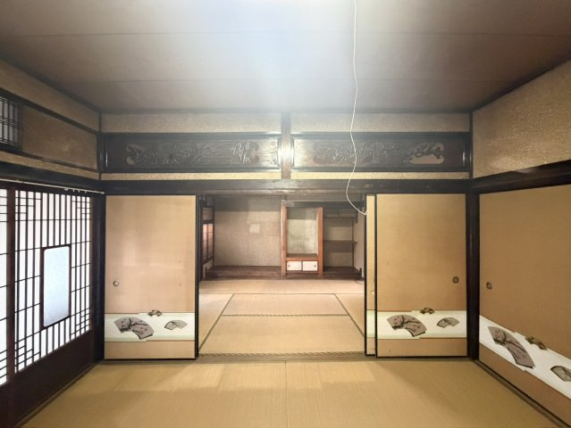 和の雰囲気を存分に感じられる一室。襖を開けることで隣の和室とつなげて広く使うこともできます。