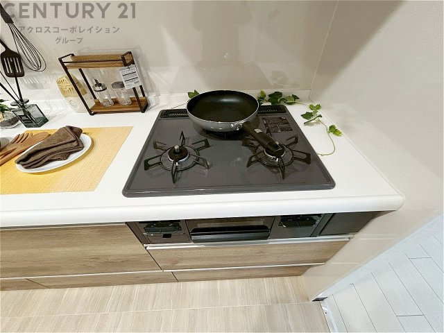 多数の調理器具を同時に使用でき、料理の効率化が可能。省エネで節約になり、様々な料理スタイルに適応できます。また、火力調整が独立しており、手入れや掃除もしやすく、今よりもっとお料理が楽しくなるかも。　