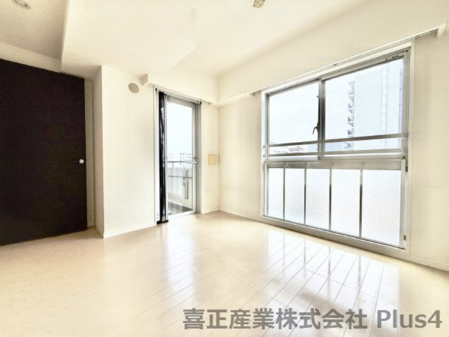 ※リフォーム前の写真（リフォーム完成予定9月末）洋室約6.2帖。こちらの部屋からもバルコニーに出られます。
