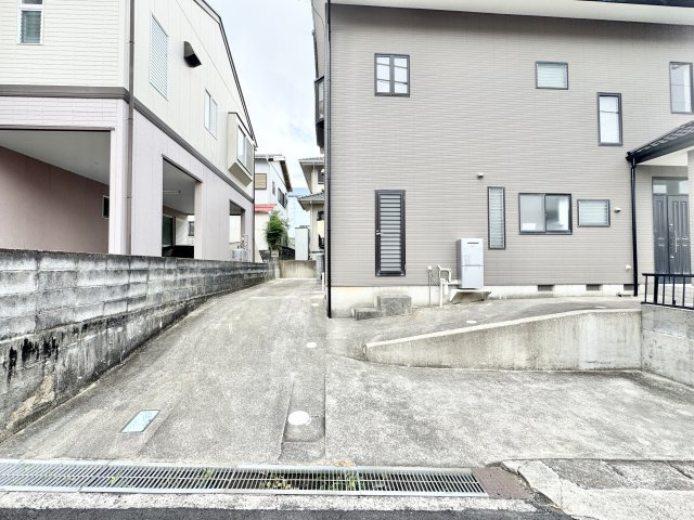 駐車スペースは、車種にもよりますが3台駐車可能となっております。
