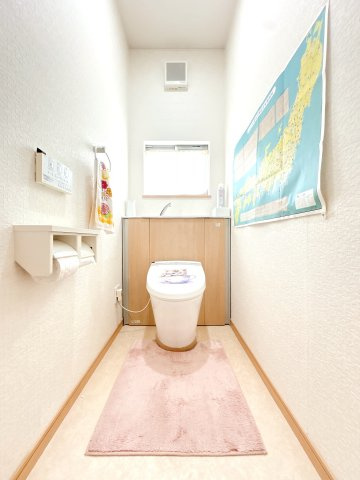 温水洗浄機能付きのトイレになります♪
