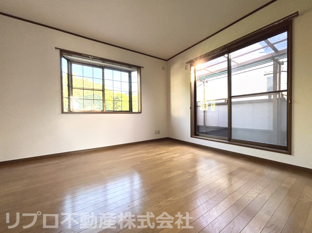 2階洋室7帖は、バルコニー面して開放的！大きな収納にもつながり衣類や荷物の整理に便利です！