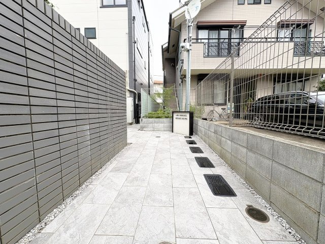 徒歩5分圏内に商業施設充実。24時間営業のスーパーもありお買い物が大変便利。