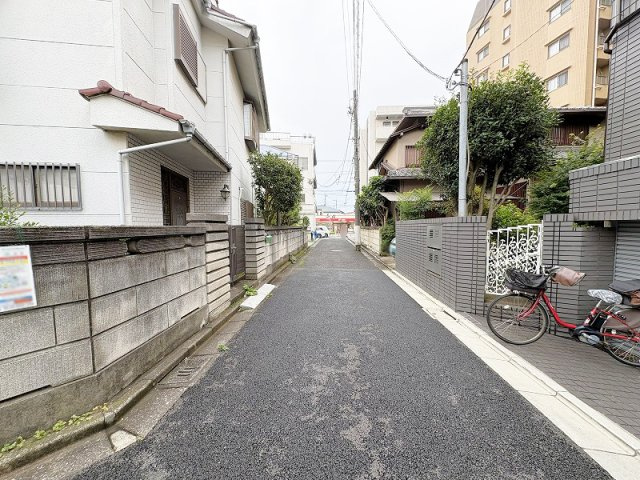 前面道路の様子/保育施設、小学校、郵便局、図書館、銀行なども徒歩10分圏内にございます。