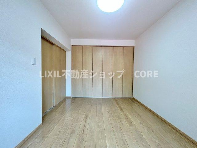 床材や建具は家具にも合わせやすい落ち着いた色合いになっております。