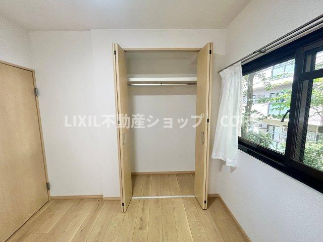 普段着やスーツはもちろんのこと、コート類などもしっかり掛けられます。