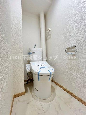 見た目もスッキリとしたデザインのトイレには温水洗浄暖房便座付き。