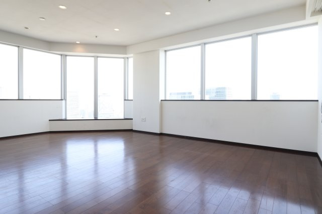 【リビングダイニング】約26.1帖のリビングダイニング！高層階角部屋ならではの景色をお楽しみいただけます！