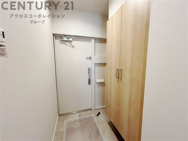 大きな玄関収納付きの玄関です　家族皆様の履物をしっかり収納できます