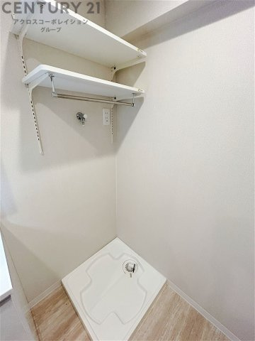 洗濯物の仕分け作業がしやすく、整理整頓が容易になります。洗濯音や湿気を他の部屋に持ち込まず、生活環境を快適に保ちます。上部を活用すれば収納スペースを確保でき洗剤や洗濯用品の整理もしやすくなります。