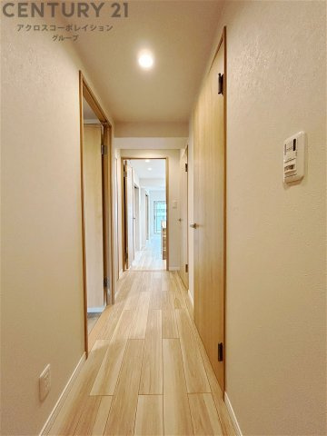 薄いブラウン調の建具に白を基調としたクロスを使用。室内を明るい雰囲気にしています。