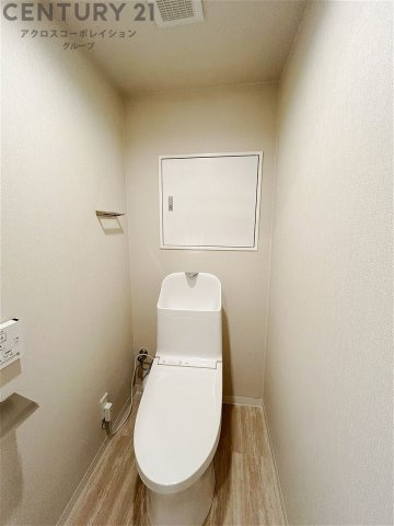 温水洗浄便座付トイレは温水洗浄機能により、暖かい水でおしりを洗浄することができ、冷たい水を使う従来の便座に比べ、温水洗浄機能で暖かいトイレを提供し、快適な使用を可能にします。