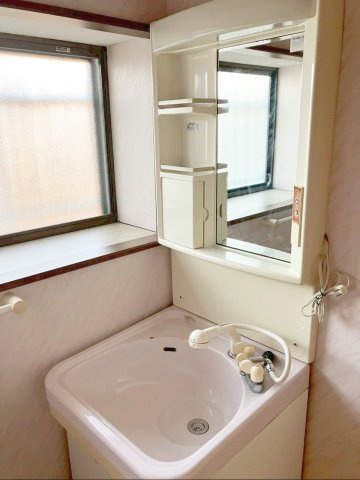 洗面所には採光が取れて小物も置ける出窓があります！