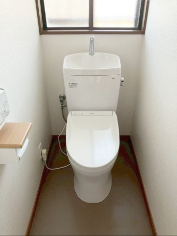 清潔を保てるウォシュレット付き！冬でも便座が温かく快適です！