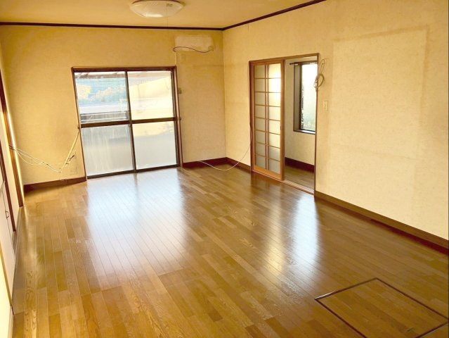 南向きの窓から採光が取れた明るいリビングです！