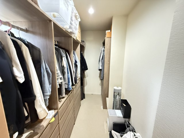 大容量のウォークインクローゼットは、洋服だけでなくバッグや小物、季節家電まで効率よく収納可能。動線に優れ、毎日の身支度がスムーズになります。収納力と使いやすさを兼ね備えた、暮らしを快適に。